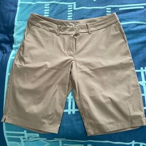Ladies Nike Dri Fit Golf Shorts in Beige Size 8 (M)
